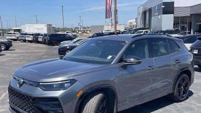 2025 Volkswagen Tiguan SE R-Line Black