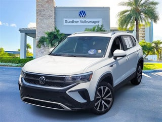 2022 Volkswagen Taos with Pure White Exterior