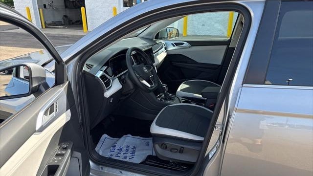 2025 Volkswagen Taos SE