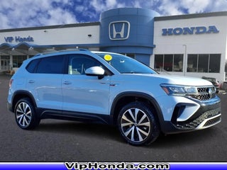 2022 Volkswagen Taos with Pure White Exterior