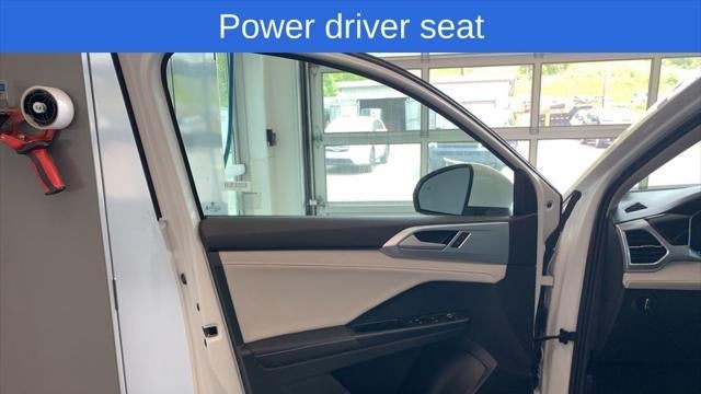 2025 Volkswagen Taos SE 4Motion