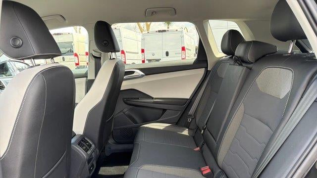 2025 Volkswagen Taos SE 4Motion