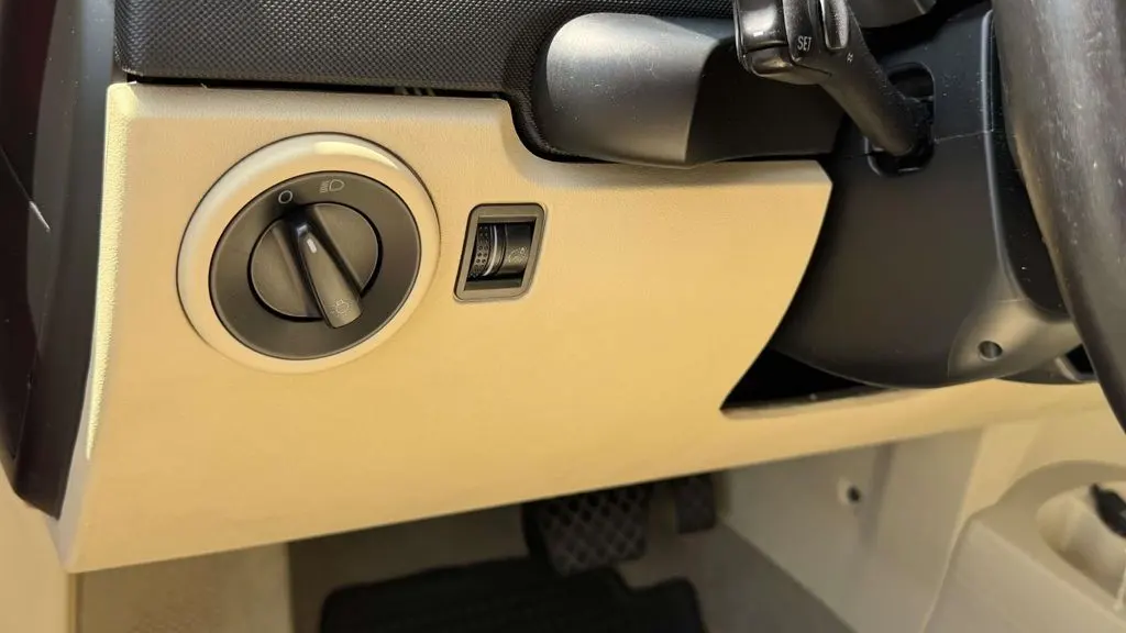 2009 Volkswagen New Beetle Base
