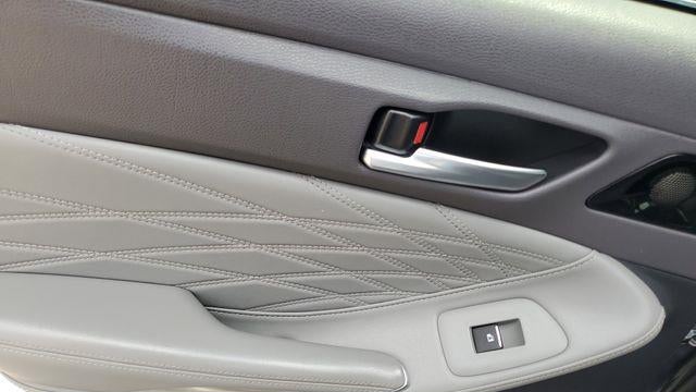 2019 Toyota Avalon Hybrid XLE