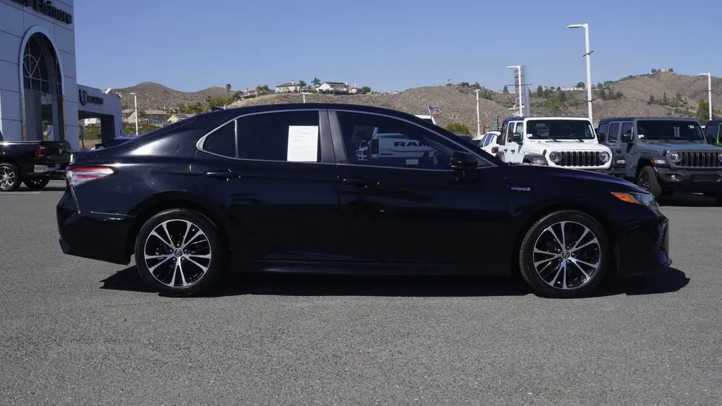 2019 Toyota Camry Hybrid SE
