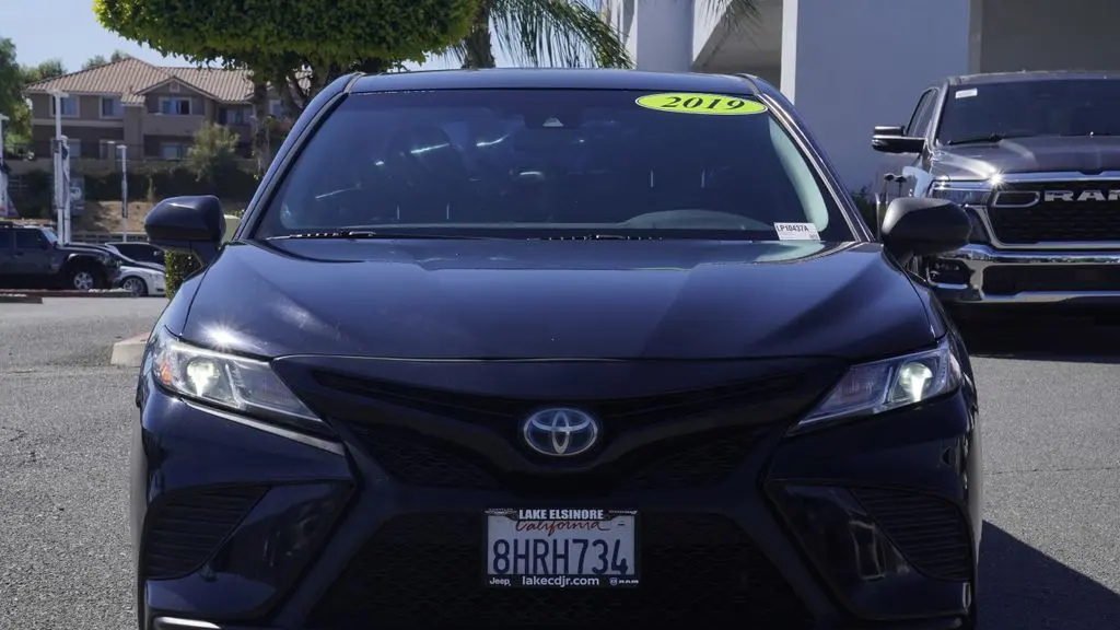 2019 Toyota Camry Hybrid SE