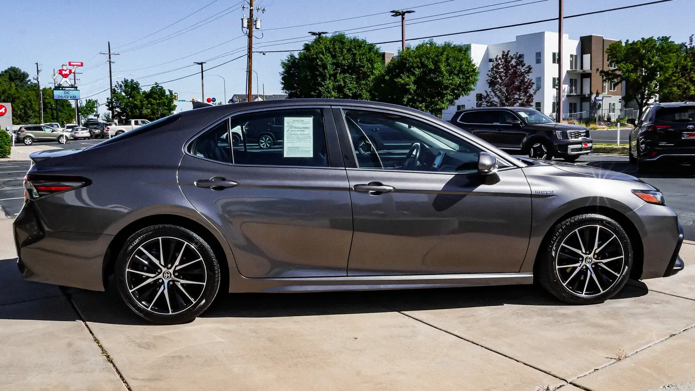 2021 Toyota Camry Hybrid SE
