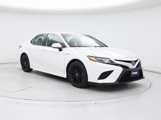 2020 Toyota Camry Hybrid with Super White Exterior