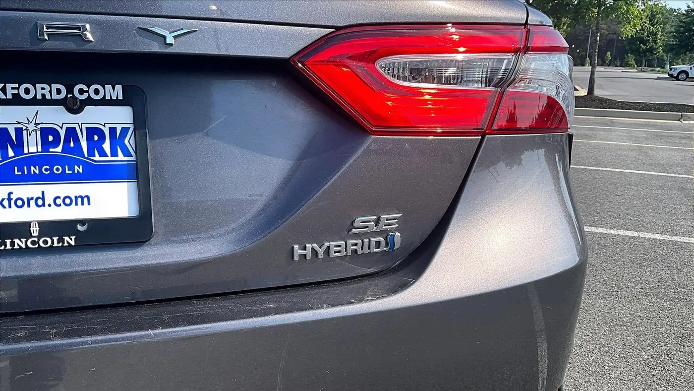2020 Toyota Camry Hybrid SE
