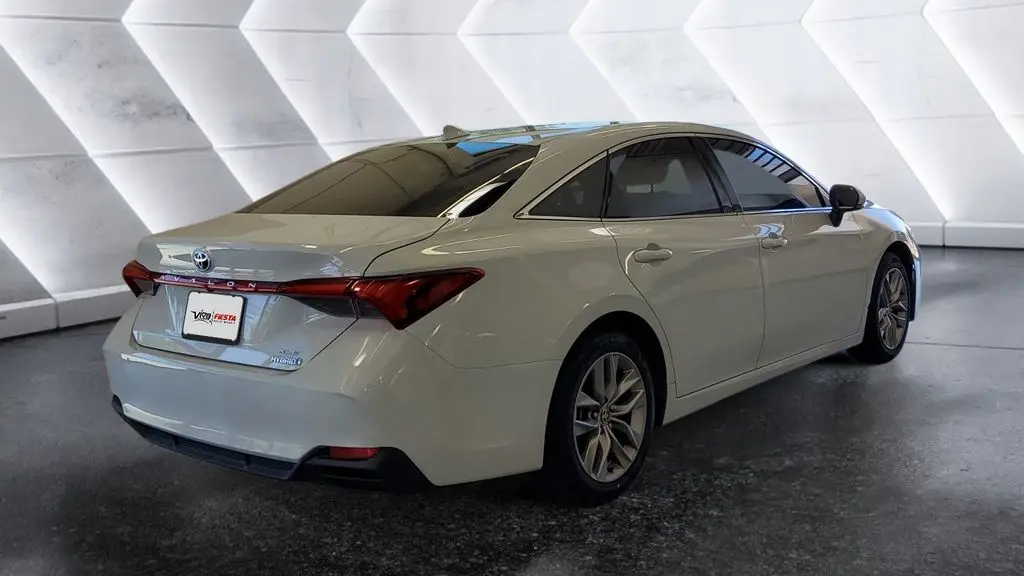 2022 Toyota Avalon Hybrid XLE