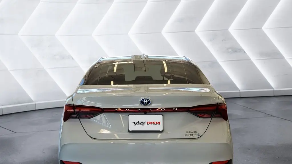 2022 Toyota Avalon Hybrid XLE