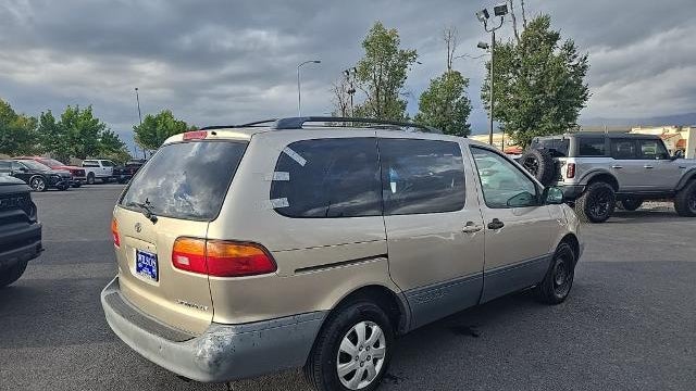 2000 Toyota Sienna LE