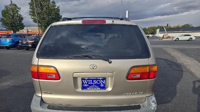 2000 Toyota Sienna LE