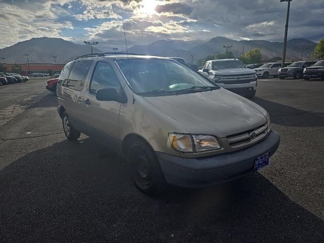 2000 Toyota Sienna - $4,022