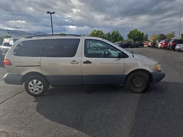 2000 Toyota Sienna - $4,022