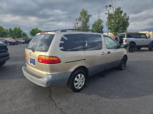 2000 Toyota Sienna - $4,022