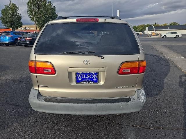 2000 Toyota Sienna - $4,022