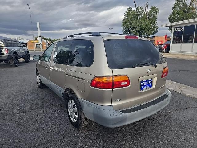 2000 Toyota Sienna - $4,022