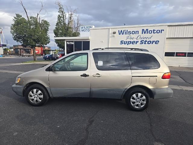 2000 Toyota Sienna - $4,022