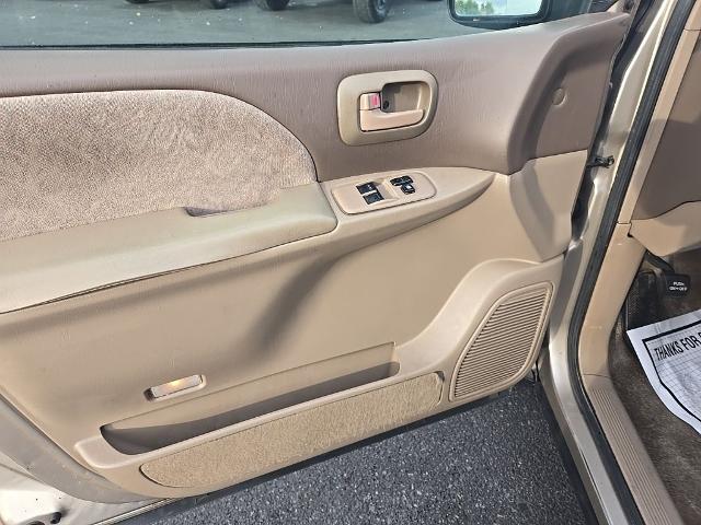 2000 Toyota Sienna - $4,022