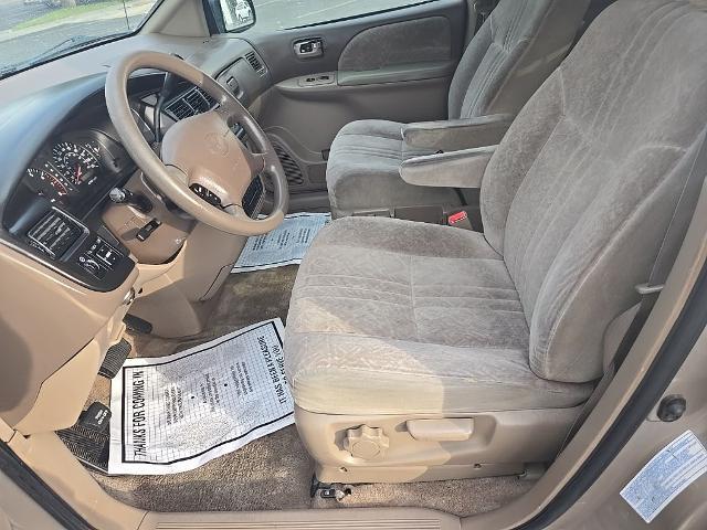 2000 Toyota Sienna - $4,022