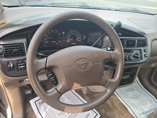 2000 Toyota Sienna - $4,022