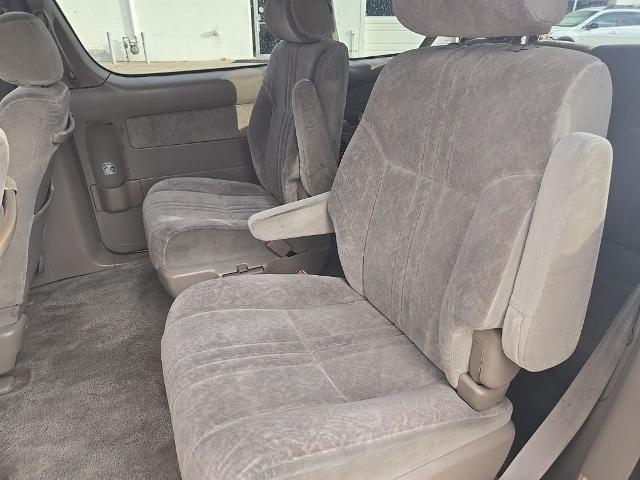 2000 Toyota Sienna - $4,022