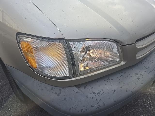 2000 Toyota Sienna - $4,022