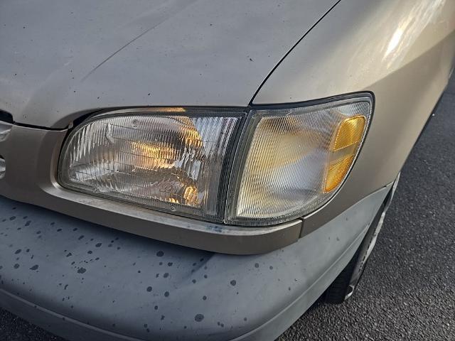 2000 Toyota Sienna - $4,022