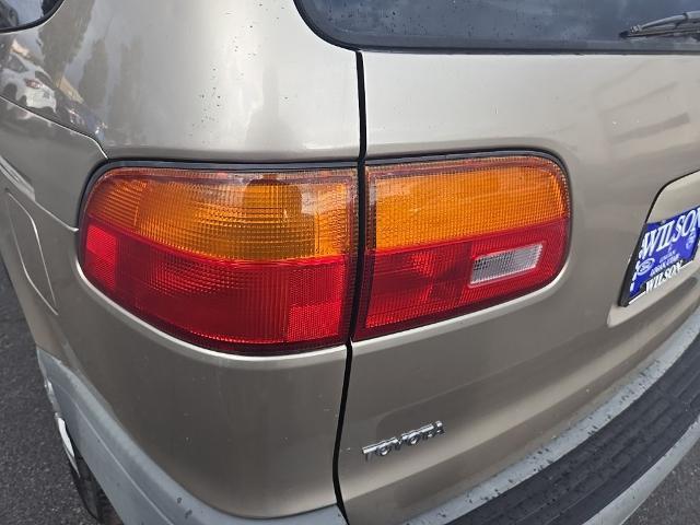 2000 Toyota Sienna - $4,022