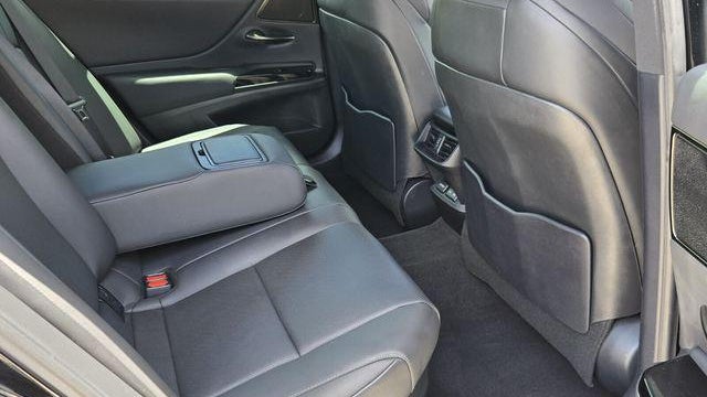 2024 Lexus ES 300h F SPORT Handling