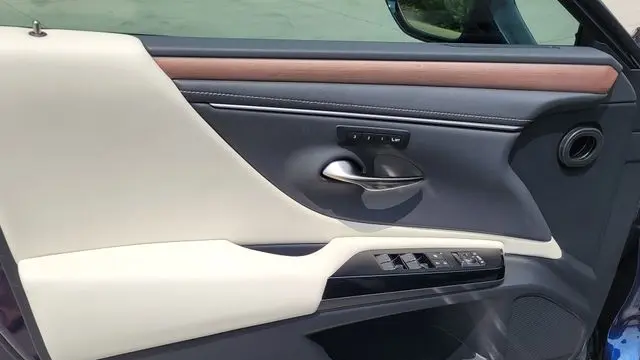 2025 Lexus ES 300h Base