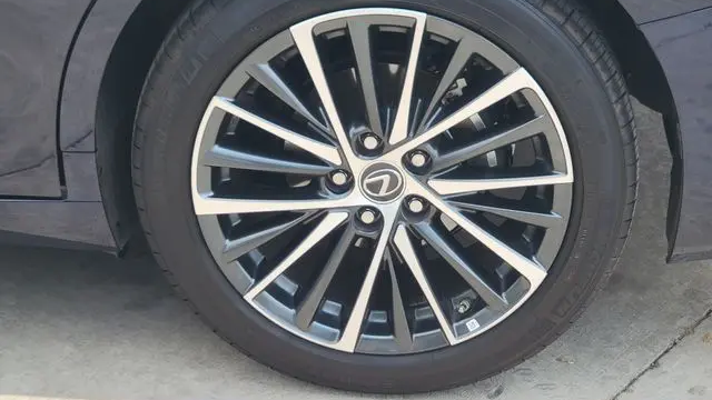 2025 Lexus ES 300h Base