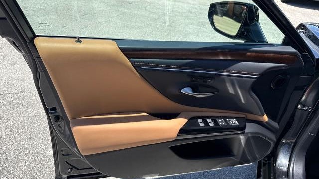 2025 Lexus ES 300h Base