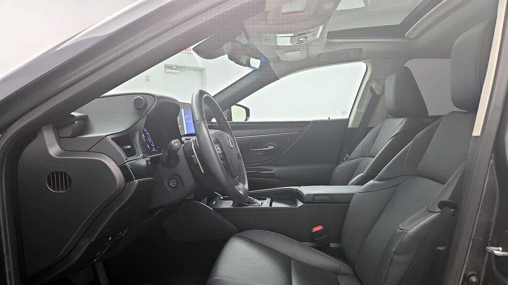 2025 Lexus ES 300h Base