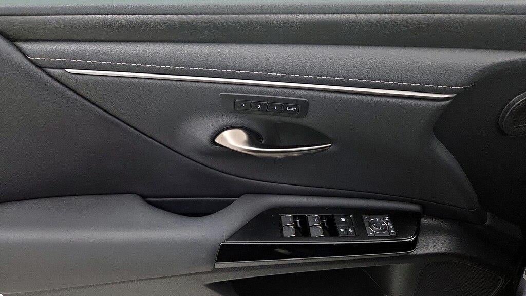 2025 Lexus ES 300h Base