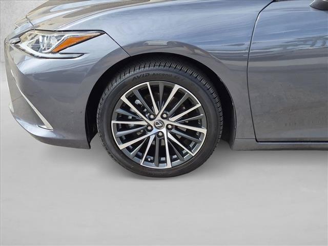 2022 Lexus ES - $31,925