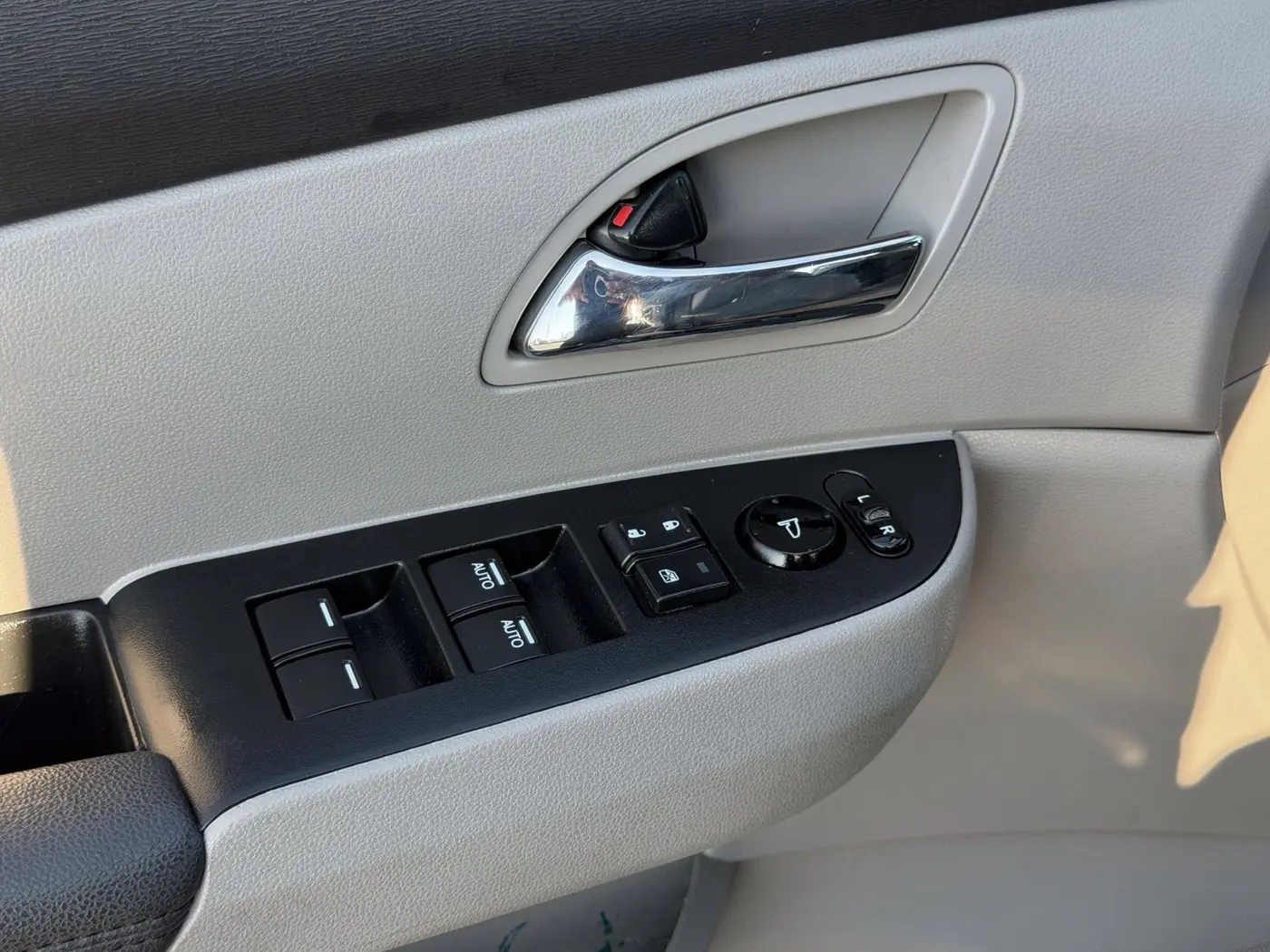 2016 Honda Odyssey - $10,995