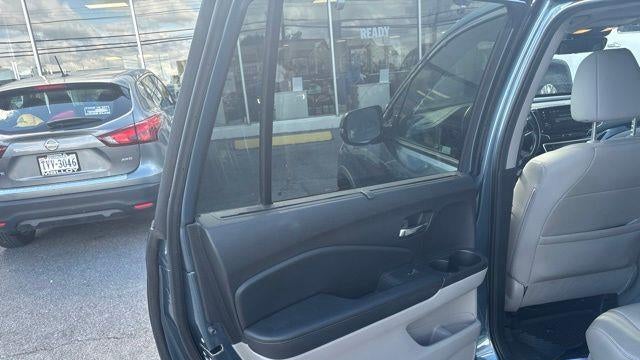 2019 Honda Pilot Touring w/Rear Captain's Chairs