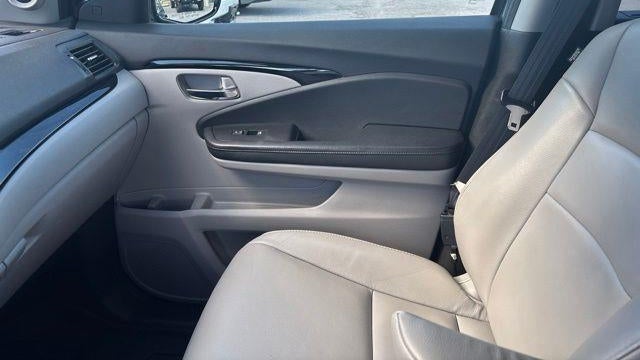 2019 Honda Pilot Touring w/Rear Captain's Chairs