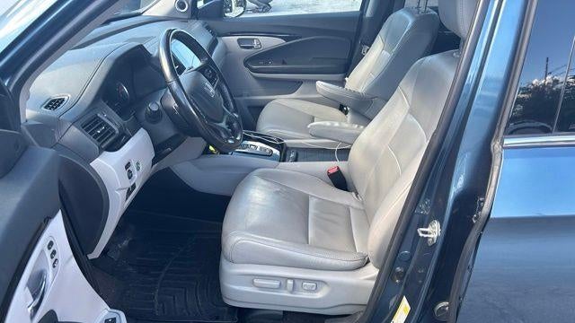 2019 Honda Pilot Touring w/Rear Captain's Chairs