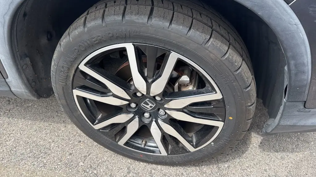 2019 Honda Pilot Touring w/Rear Captain's Chairs