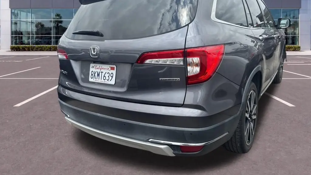 2019 Honda Pilot Touring w/Rear Captain's Chairs