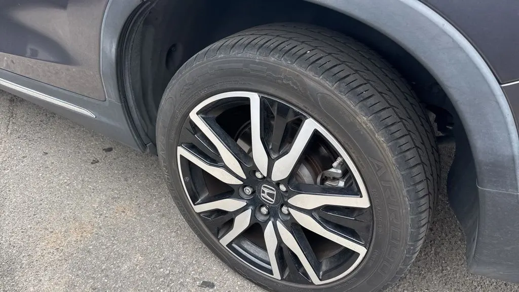 2019 Honda Pilot Touring w/Rear Captain's Chairs