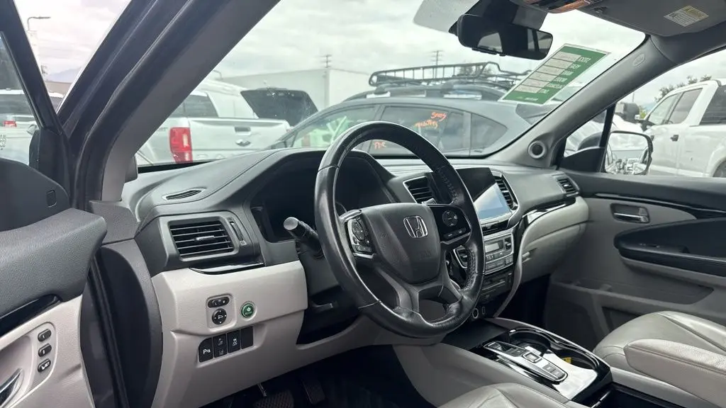2019 Honda Pilot Touring w/Rear Captain's Chairs