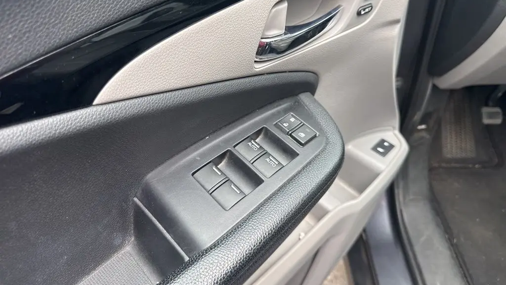 2019 Honda Pilot Touring w/Rear Captain's Chairs