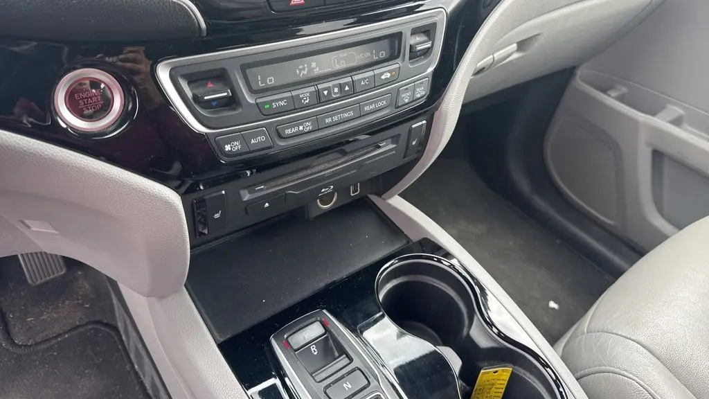 2019 Honda Pilot Touring w/Rear Captain's Chairs