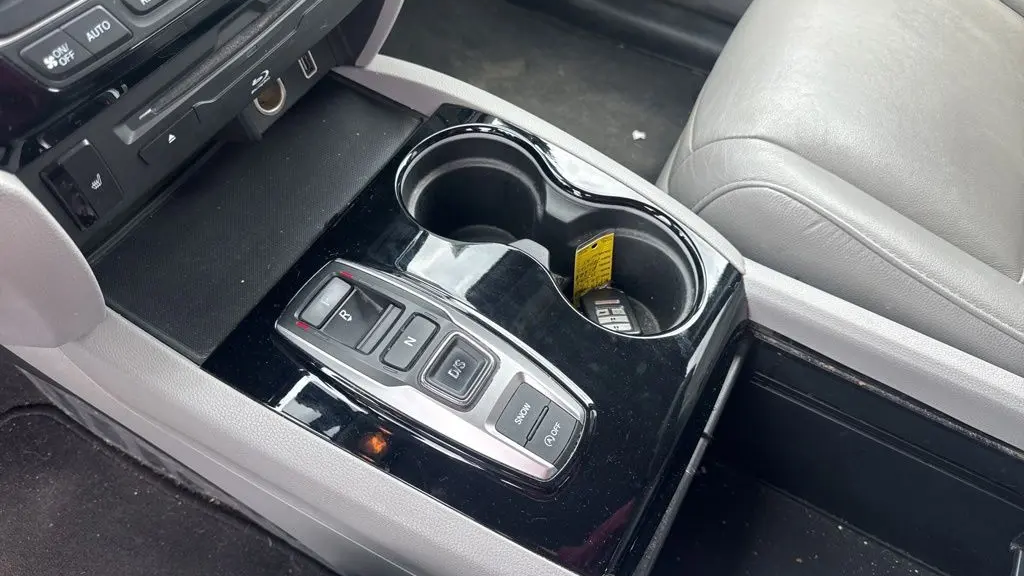 2019 Honda Pilot Touring w/Rear Captain's Chairs