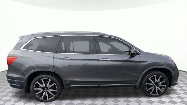 2022 Honda Pilot Touring w/Rear Captain's Chairs