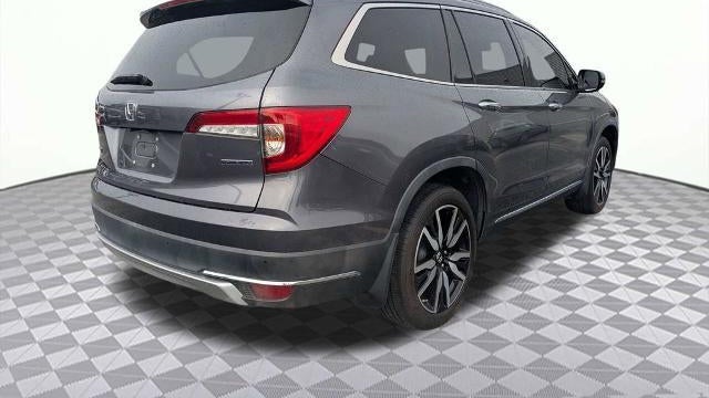 2022 Honda Pilot Touring w/Rear Captain's Chairs